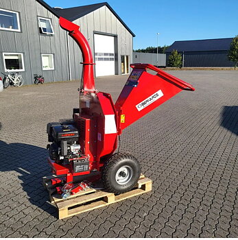 Flismaskin Bernards RCG15 med 20 hk bensinmotor och direktinförsel