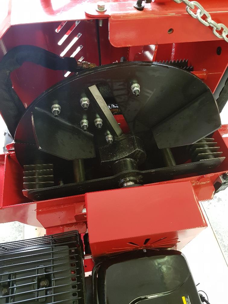 Flismaskin Bernards 20 hk, ny modell med hydraulisk matning och. Monterad och körklar! - 5