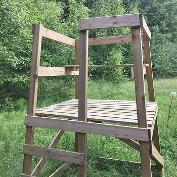 Sittbänk för jakttorn