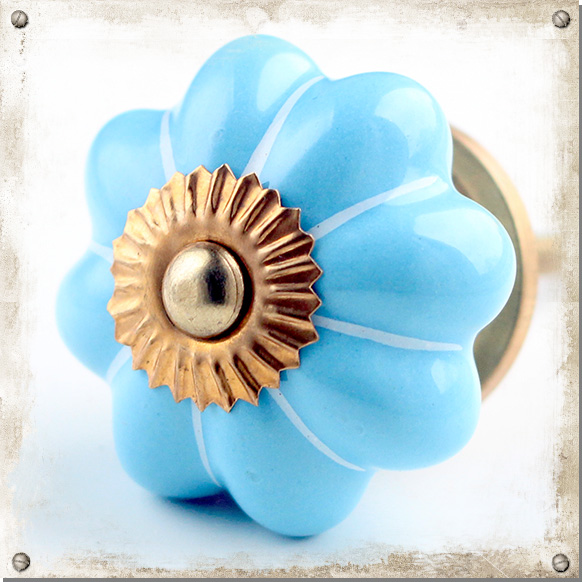 Light blue knob in porcelain with white streaks Nillas