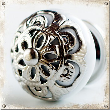 Ceramic knob with ornament in silver, white