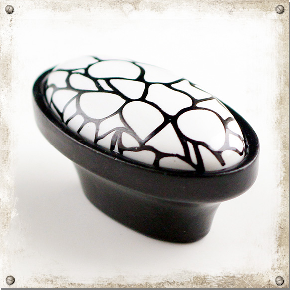 Weißer Küchenknauf mit schwarz krakeliertem Muster, oval - Nillas