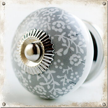 Rund skapknott i porselen med grå/hvitt mønster