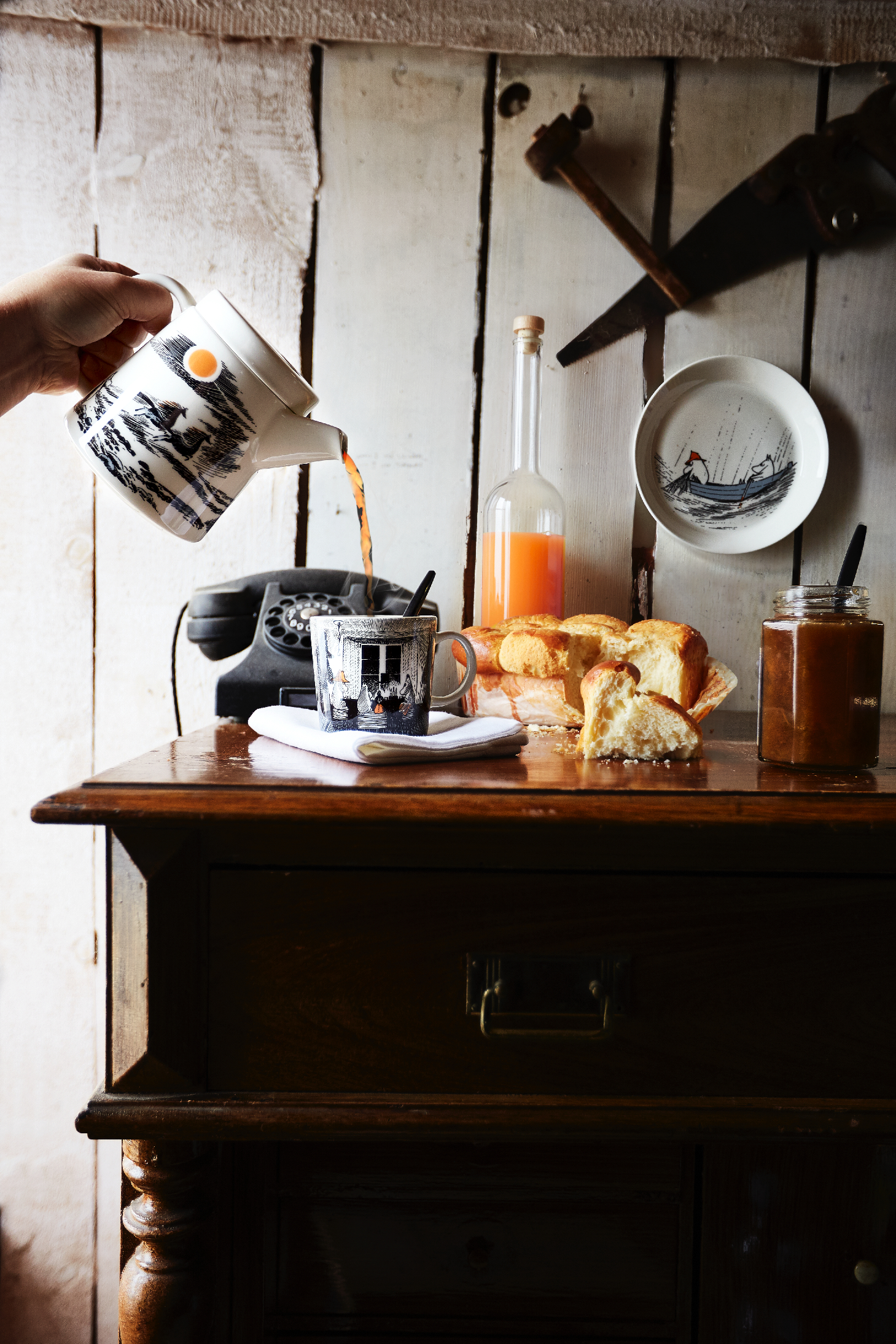 U erining oldiga qolini tiqdi U erining oldiga qolini tiqdi