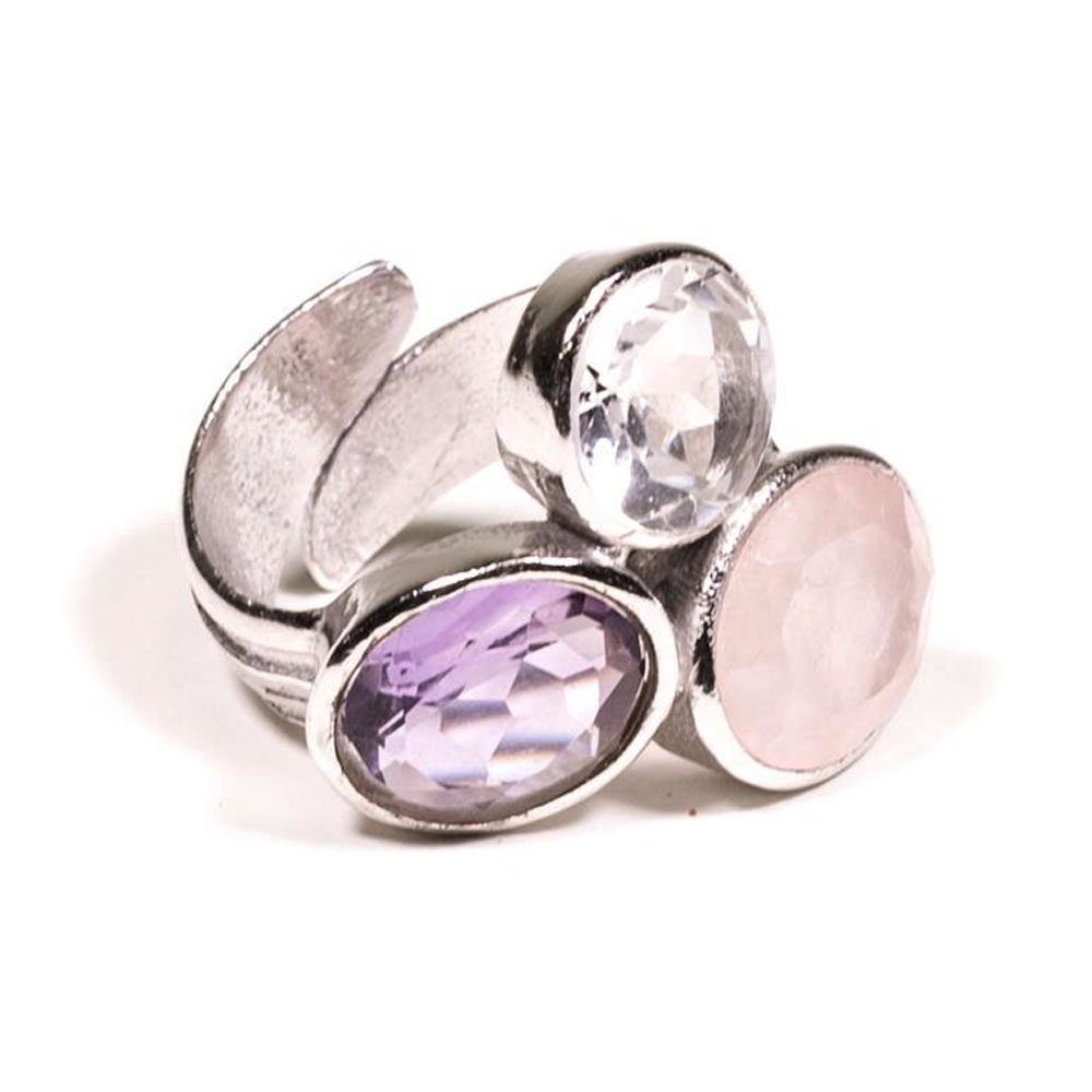 Ring med gyllene triangel-stenar