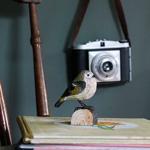 DecoBird Roitelet huppé prenant fièrement la pose