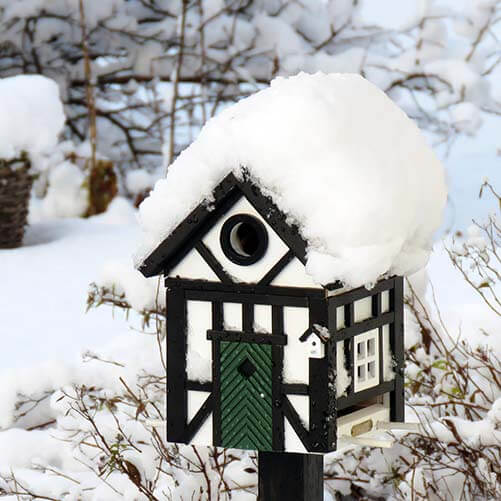 Multiholk Fachwerkhaus in winterlischer Landschaft