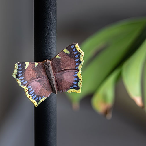 Magnet Schmetterling Trauermantel, ruhend auf einer Zimmerpflanze