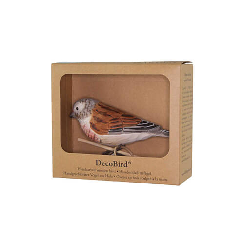 DecoBird Hämpling, handsnidad dekorationsfågel i trä målad förhand med miljövänlig färg, i sin presentförpackning