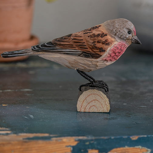 DecoBird Hämpling, handsnidad dekorationsfågel i trä målad förhand med miljövänlig färg