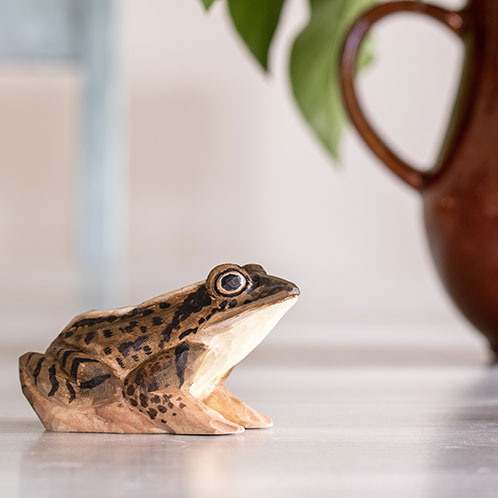 Grenouille des champs, taillée et peinte dans des couleurs respectueuses de l'environnement