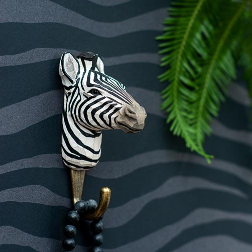 Handgeschnitzter Haken Zebra, mit umweltfreundlichen Farben bemalt