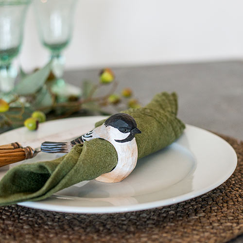 Rond de Serviette Mésange Nonnette, sculpté et peint à la main dans des couleurs respectueuses de l'environnement