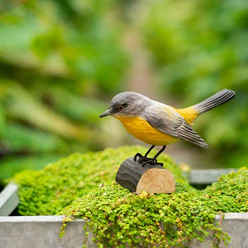 DecoBird Miro à poitrine jaune, taillé et peint à la main dans des couleurs respectueuses de l'environnement