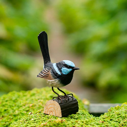 DecoBird Vitbukig Blåsmyg, handsnidad dekorationsfågel i trä målad förhand med miljövänlig färg, i naturmiljö på en växt
