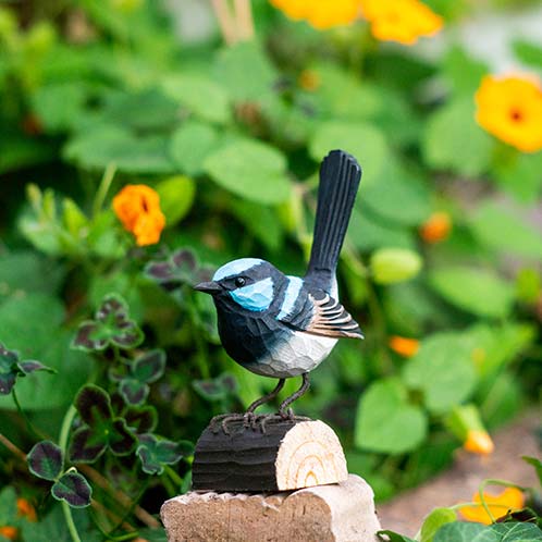 DecoBird Vitbukig Blåsmyg, handsnidad dekorationsfågel i trä målad förhand med miljövänlig färg, i naturmiljö med blommor