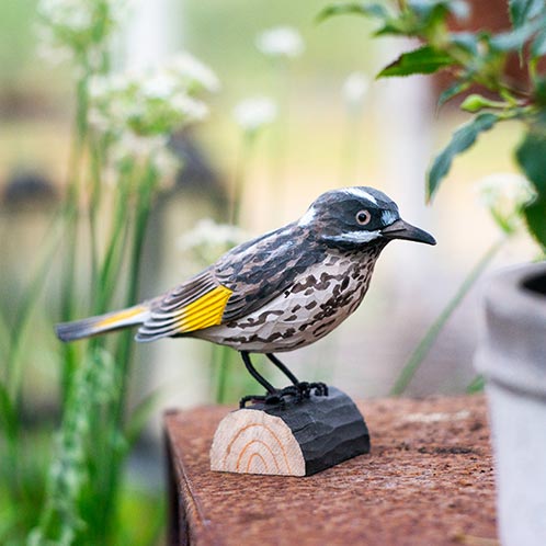 DecoBird Vitögd Honungsfågel, handsnidad dekorationsfågel i trä målad förhand med miljövänlig färg, i naturmiljö