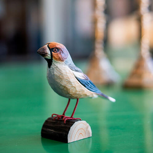 DecoBird Stenknäck, handsnidad dekorationsfågel i trä målad förhand med miljövänlig färg