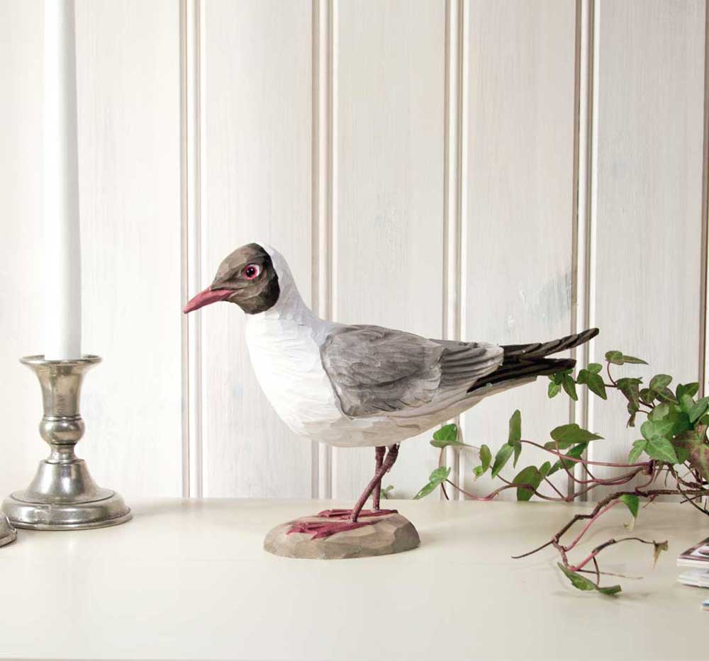 DecoBird Skrattmås, handsnidad dekorationsfågel i trä målad förhand med miljövänlig färg