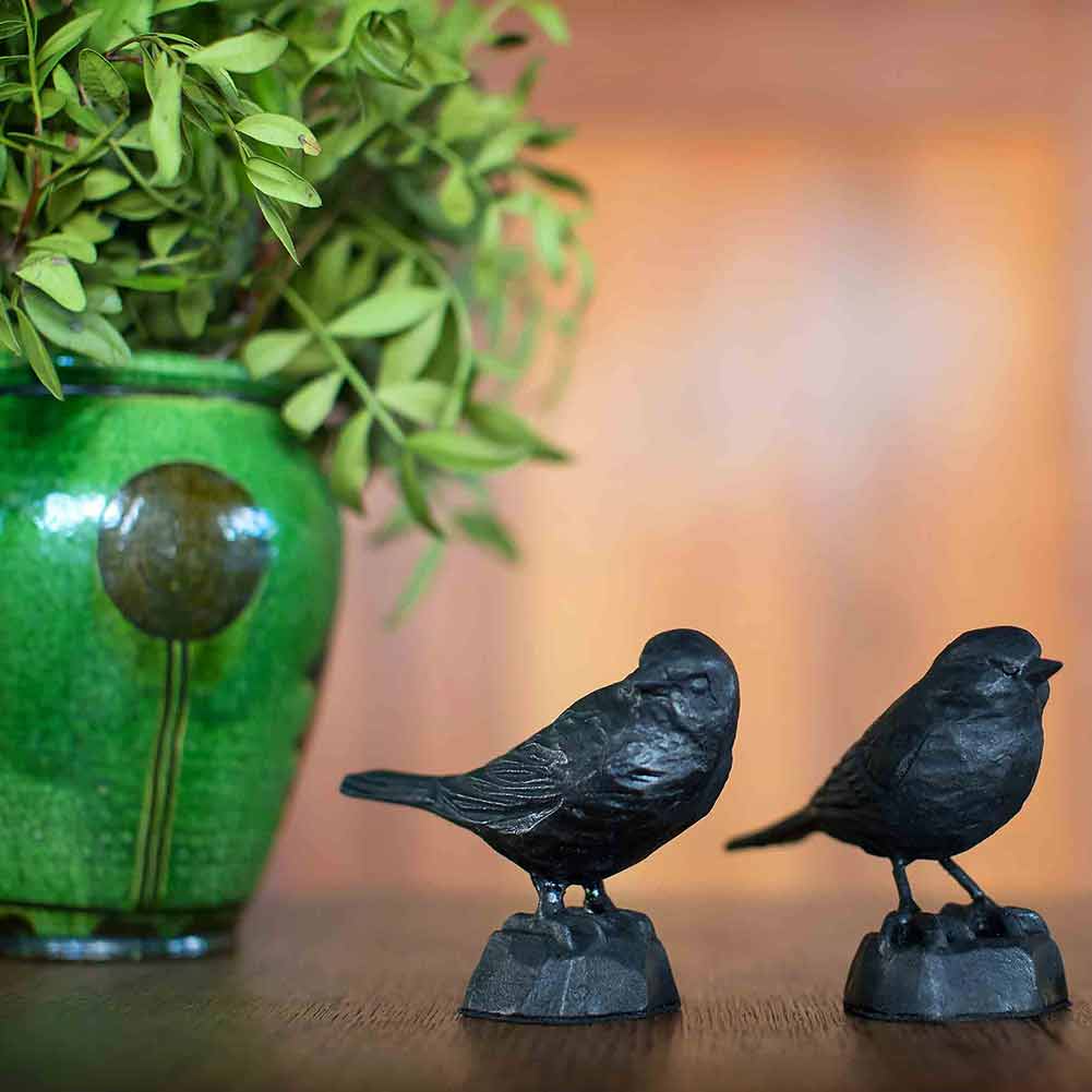 Moineau assis en fonte