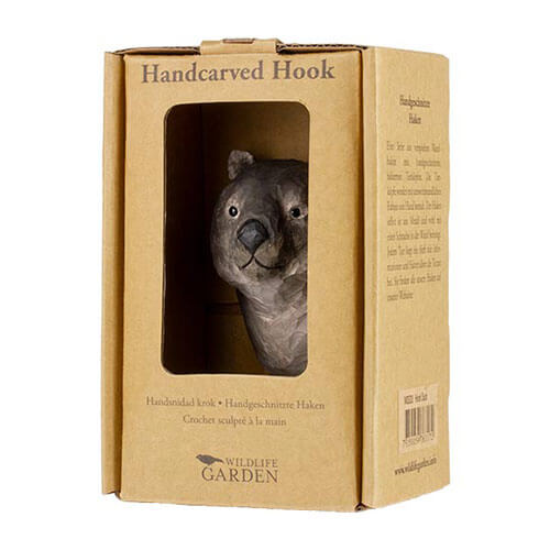 Handgeschnitzter Haken Wombat in Kartonverpackung mit Displayfenster