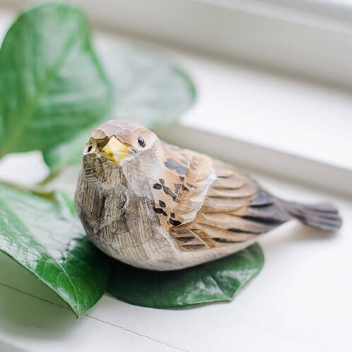 DecoBird Moineau Domestique, Poussin sculpté et peint dans des couleurs respectueuses de l'environnement