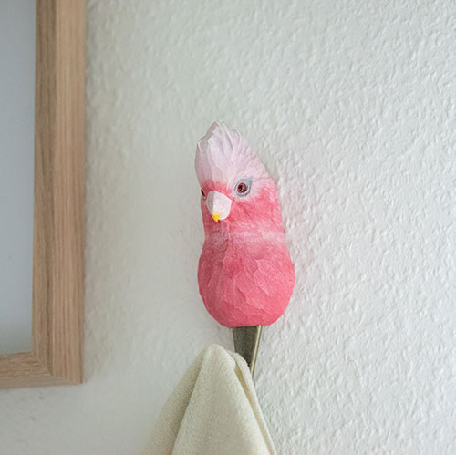 Patère Cacatoès Rosalbin scultpée et peinte à la main dans des couleurs respectueuses de l'environnement
