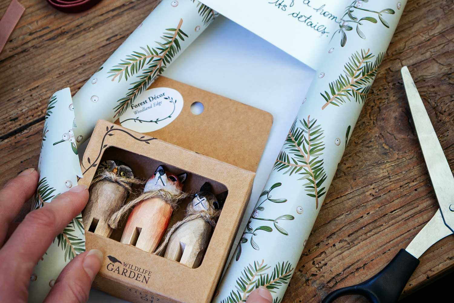 Wildlife Garden Forest Décor wooden decoration in a Christmas-inspired setting