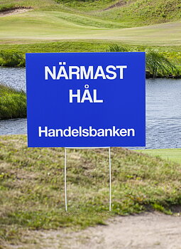 Skylt "Närmast hål"