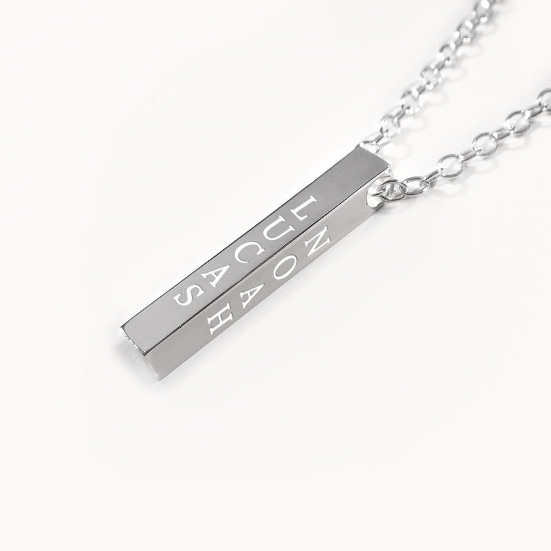 https://www.silvermama.dk/halskaede-med-indgravering-navn/man/firkantet-stav-indgraveret-halskaede-solv