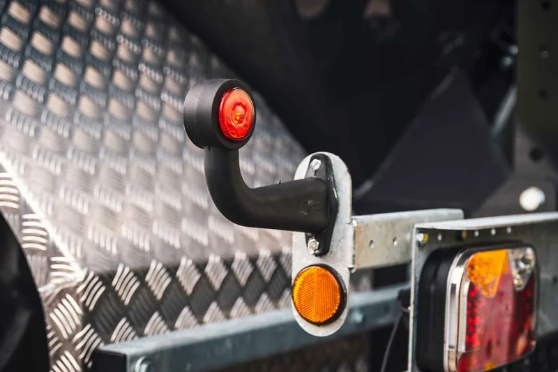LED Sidomarkeringsljus med vinklad arm Vänster 12-24V 1,5 mm². anslutning - 4
