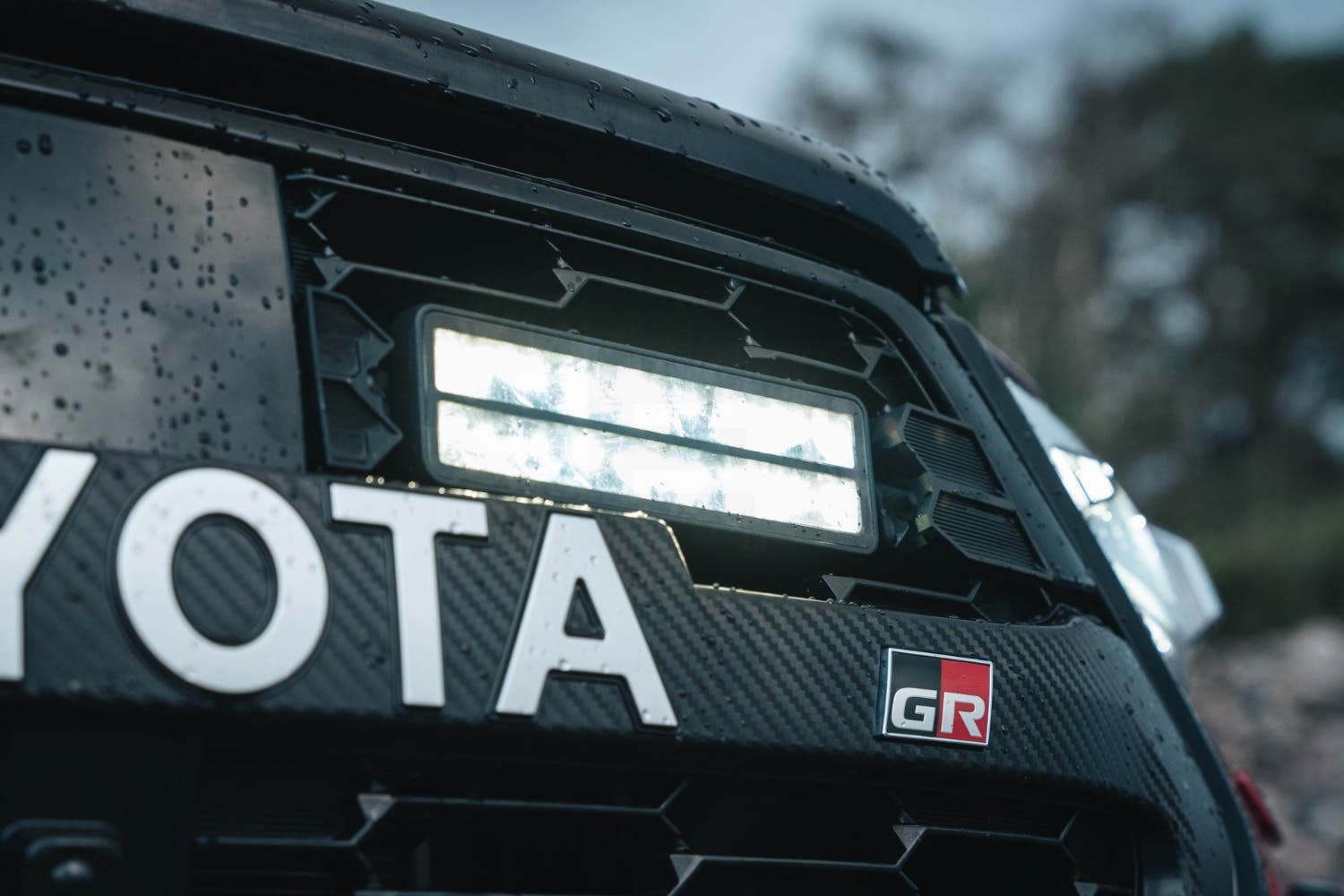 Lumen Zestaw do grilla Toyota Hilux GR 2023+ | Lumen Helios SQ16 x 2 - 4