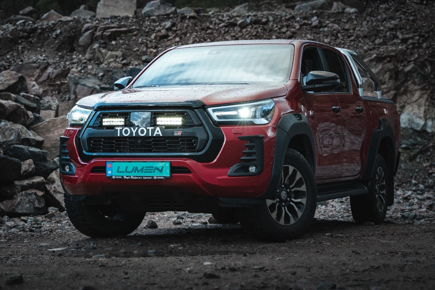 Lumen Zestaw do grilla Toyota Hilux GR 2023+ | Lumen Helios SQ16 x 2 - 3