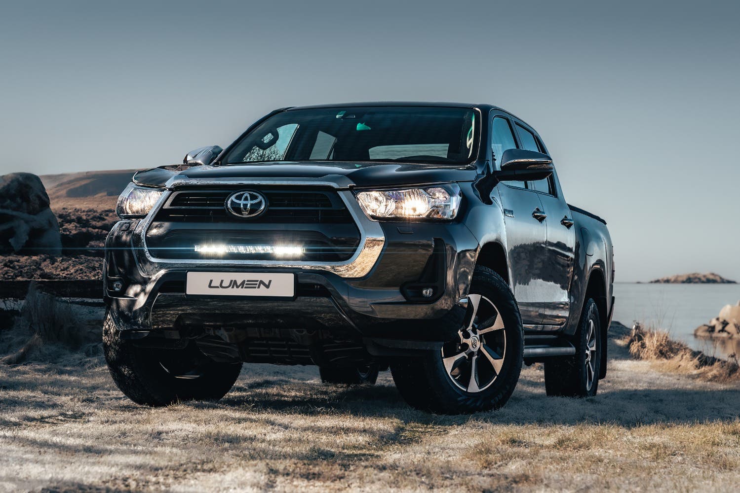Lumen Grillkit Toyota Hilux SR 2021+ | Lumen Helios Performance CS20