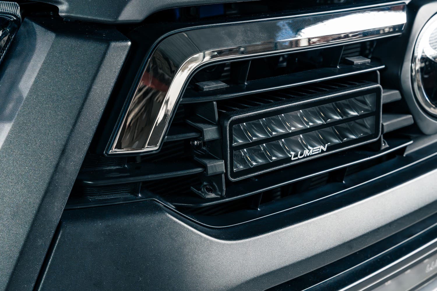 Lumen Grill Kit Toyota Hilux SR+ Invincible X | Lumen Helios SQ16 x 2 - 4