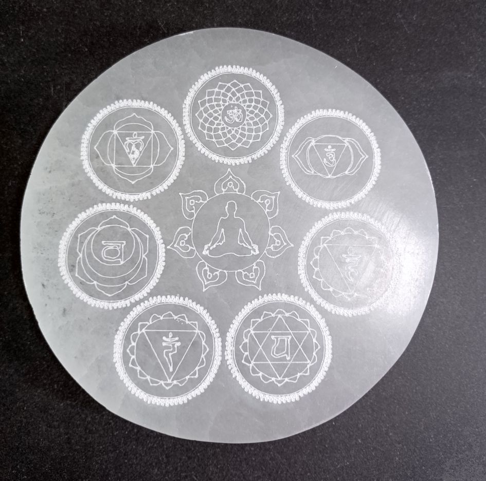 Graverad Selenitplatta med Chakra Symboler - rund laddningsplatta  - ca 10cm - 2