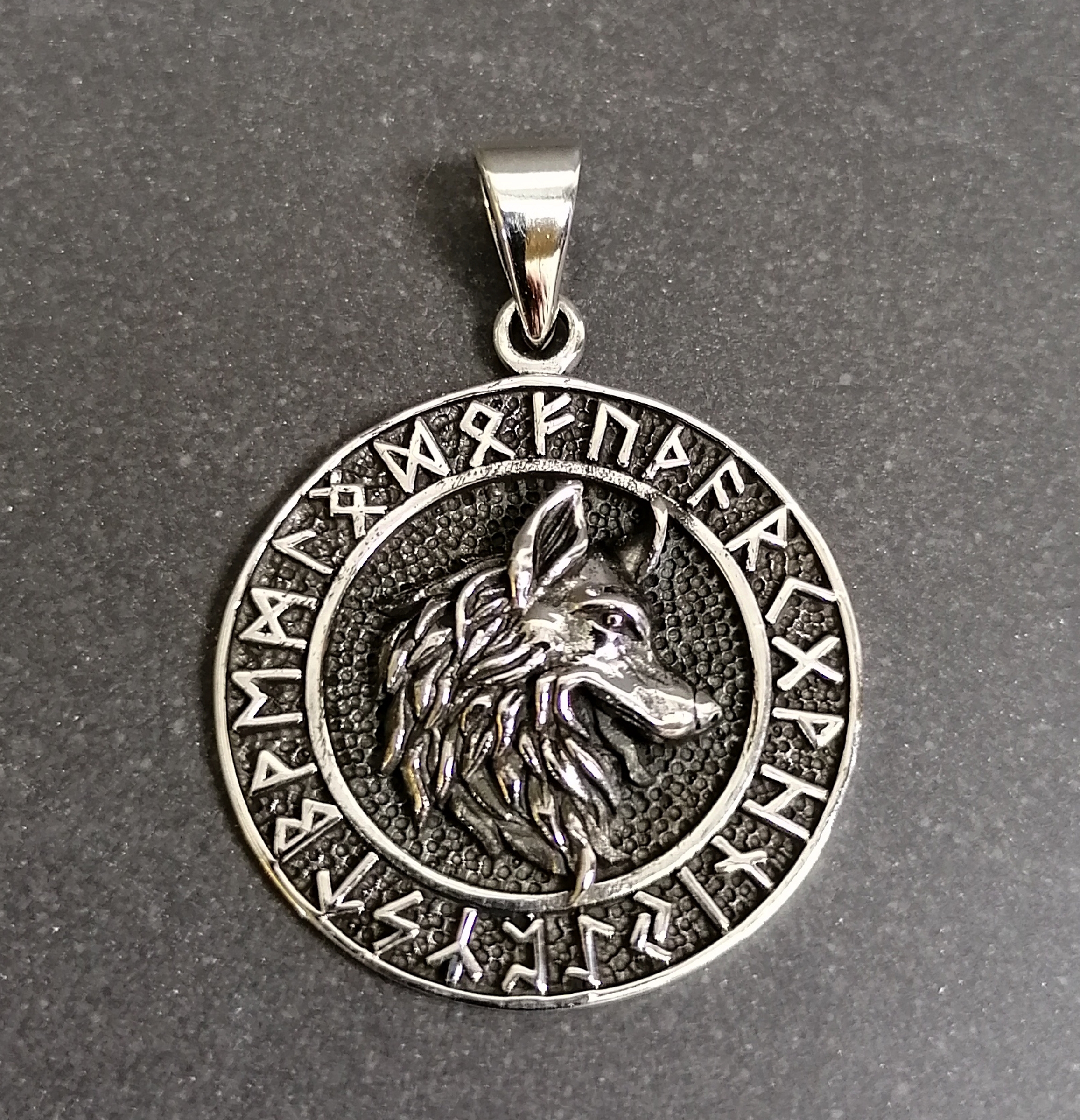  Varg med Runor hänge i Silver 
