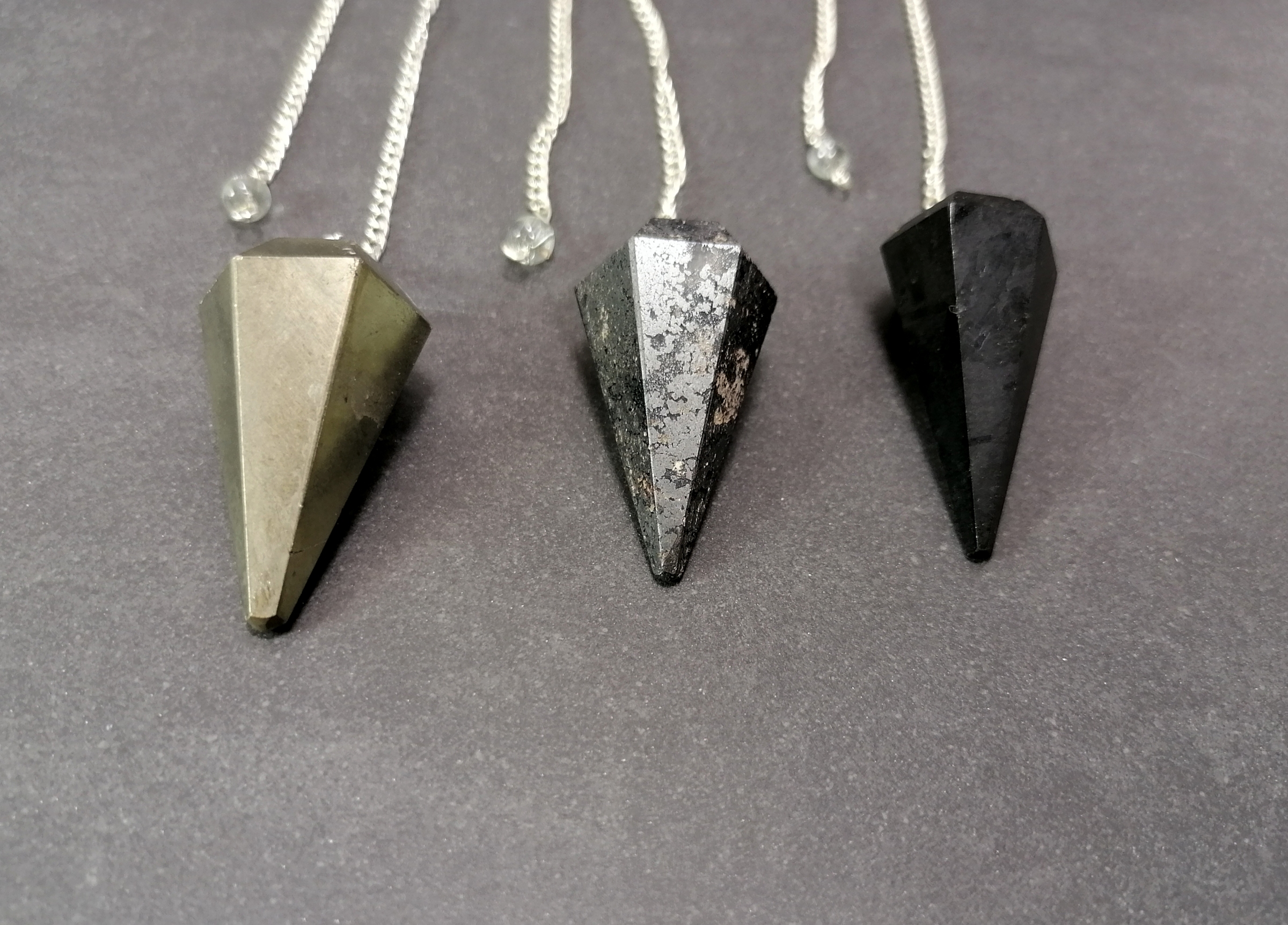 Stenpendlar,   Facettslipad  - Turmalin, Pyrit eller Hematit - 2