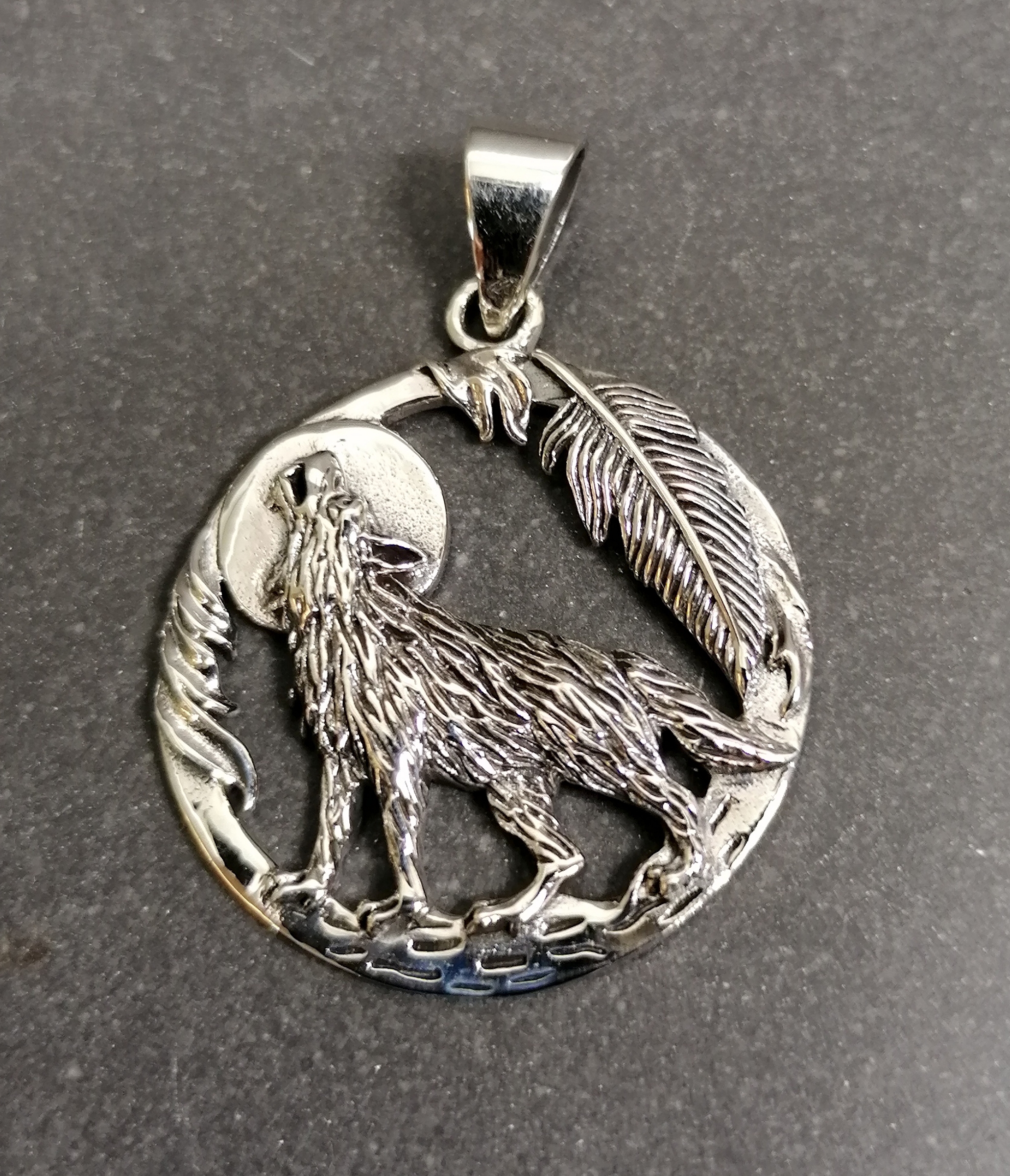  Varg med Måne /Fjäder hänge i Silver 