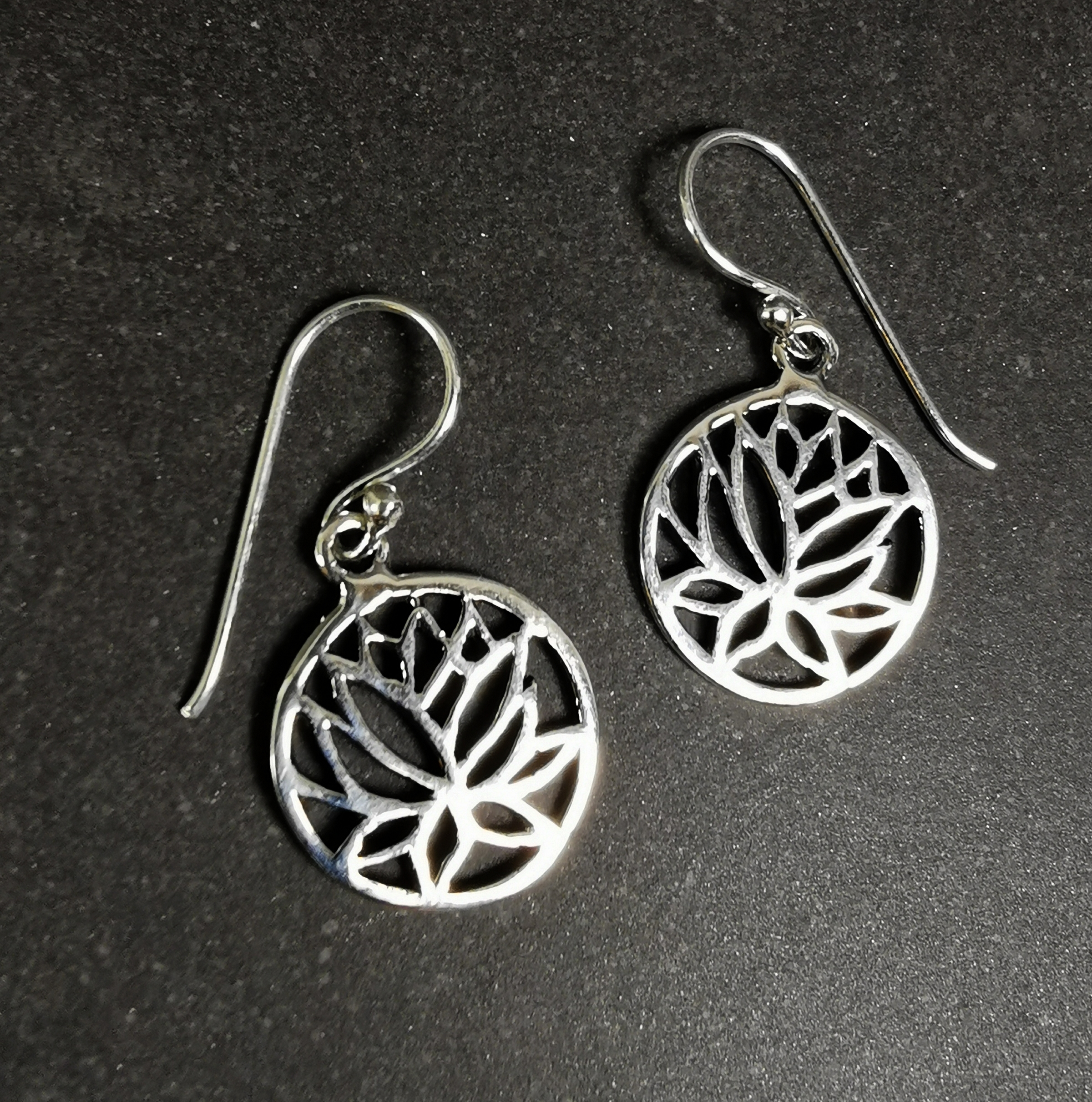 Näckrosen (Lotus) örhängen i silver 