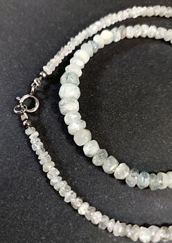 Halsband med Akvamarin - Oval/Platt Pärla