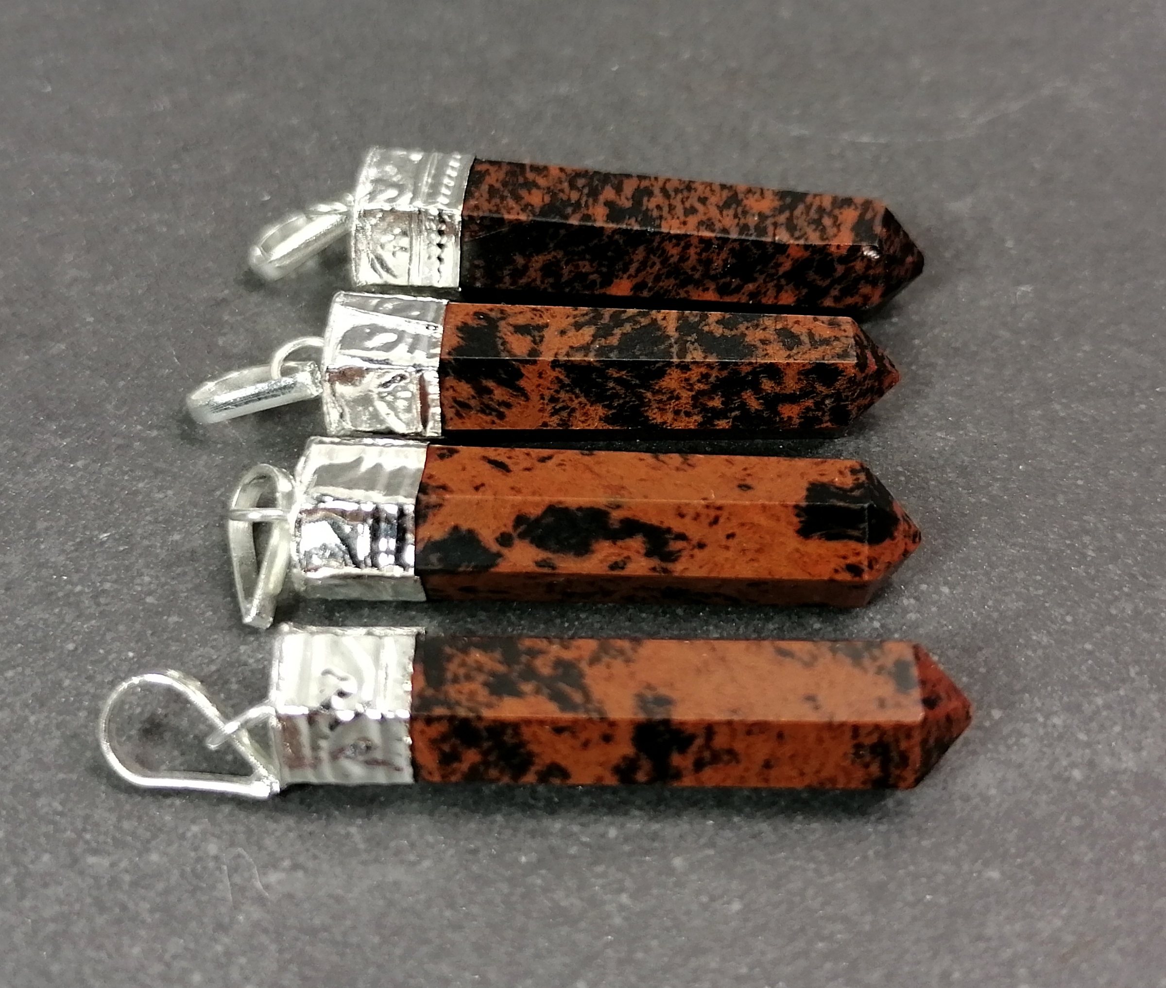 Stenhängen i Mahogny Obsidian