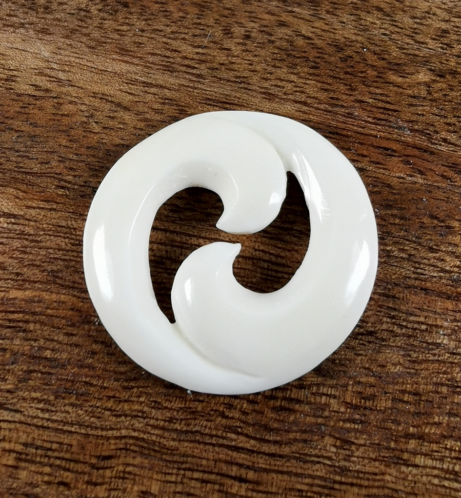 Maori hänge i Ben  - Tribal  Pounamu Koru Spiral 