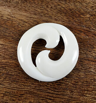 Maori hänge i Ben  - Tribal  Pounamu Koru Spiral 