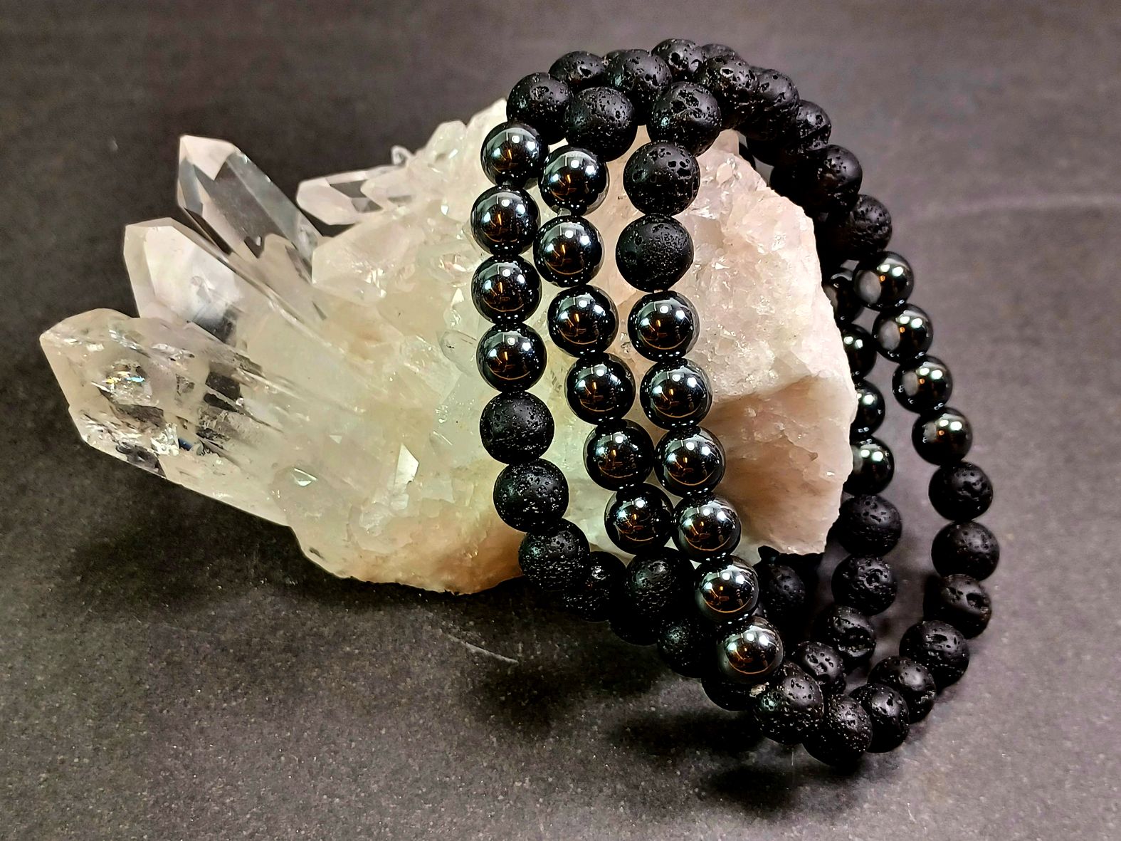 Stenarmband med  Lavasten och Hematit - 19cm