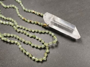 Bergkristall Hänge med 4mm Pärlor - Prehnit