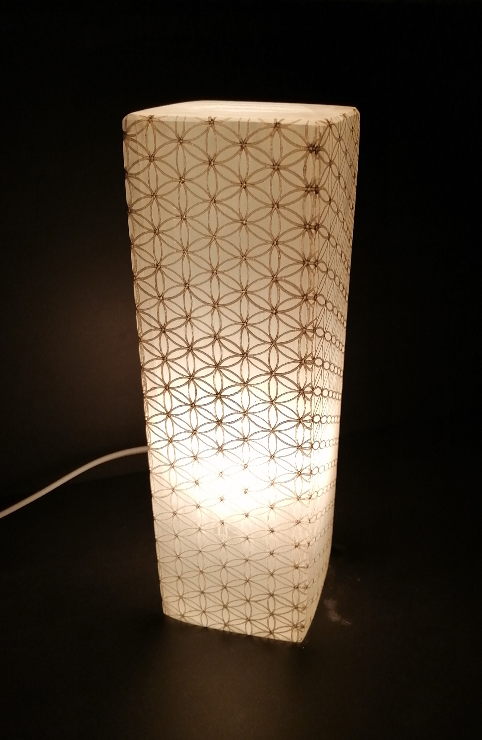 Selenit Lampa med Livets Blomma Nät - 30cm