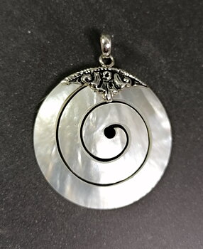 Snäckhänge med silver detaljer - Pärlemor Spiral