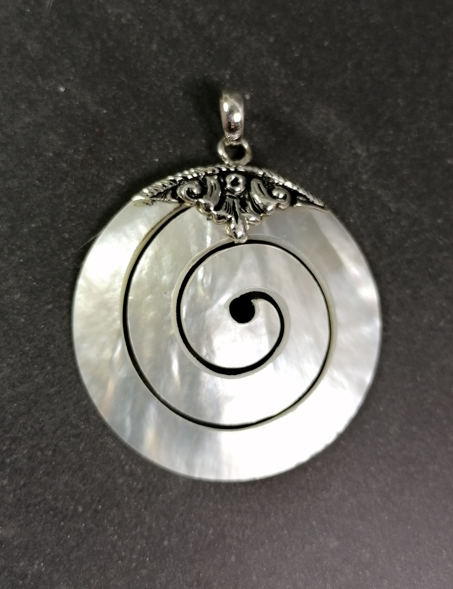 Snäckhänge med silver detaljer - Pärlemor Spiral