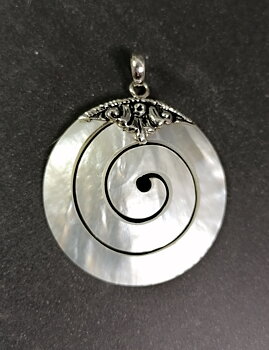 Snäckhänge med silver detaljer - Pärlemor Spiral